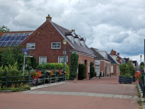 
                            <b>Klinkerhuizen met zonnepanelen en bloemperken langs een rustige, smalle straat.</b><br>
                                                        <b>ISO:</b> 50 | <b>Sluitertijd:</b> 1/1403 | <b>Diafragma:</b> f/2.4 | <b>Datum:</b> 2025-07-27

                        