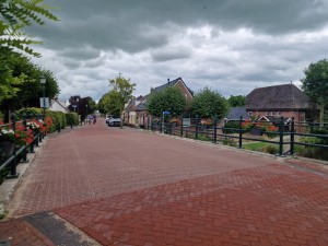 
                            <b>Historisch straatje met bakstenen weg en charmante huisjes langs het water.</b><br>
                                                        <b>ISO:</b> 50 | <b>Sluitertijd:</b> 36507/31250000 | <b>Diafragma:</b> f/1.8 | <b>Datum:</b> 2025-07-27

                        
