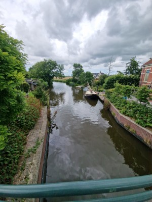 
                            <b>Kleine boot in smal kanaal omringd door huizen en groen.</b><br>
                                                        <b>ISO:</b> 50 | <b>Sluitertijd:</b> 1/1473 | <b>Diafragma:</b> f/2.2 | <b>Datum:</b> 2025-07-27

                        