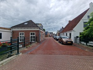 
                            <b>Smal straatje met bakstenen huizen en geparkeerde auto's.</b><br>
                                                        <b>ISO:</b> 50 | <b>Sluitertijd:</b> 1/1912 | <b>Diafragma:</b> f/2.2 | <b>Datum:</b> 2025-07-27

                        
