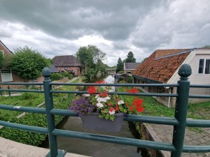 
                            <b>Bloemrijke brug met uitzicht op een smal, rustig kanaal en huizen.</b><br>
                                                        <b>ISO:</b> 50 | <b>Sluitertijd:</b> 1/1351 | <b>Diafragma:</b> f/2.2 | <b>Datum:</b> 2025-07-27

                        