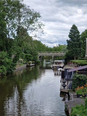 
                            <b>Smal kanaal met boten en een brug omgeven door groen.</b><br>
                                                        <b>ISO:</b> 50 | <b>Sluitertijd:</b> 1/1486 | <b>Diafragma:</b> f/2.4 | <b>Datum:</b> 2025-07-27

                        