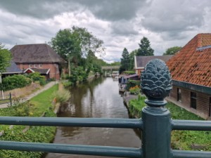 
                            <b>Rivierzicht vanaf brug met huizen en tuinen langs de waterkant.</b><br>
                                                        <b>ISO:</b> 50 | <b>Sluitertijd:</b> 1096491/500000000 | <b>Diafragma:</b> f/1.8 | <b>Datum:</b> 2025-07-27

                        