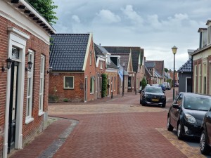 
                            <b>Smalle straat met bakstenen huizen en geparkeerde auto's. Rustige dorpssfeer.</b><br>
                                                        <b>ISO:</b> 50 | <b>Sluitertijd:</b> 1/922 | <b>Diafragma:</b> f/2.4 | <b>Datum:</b> 2025-07-27

                        