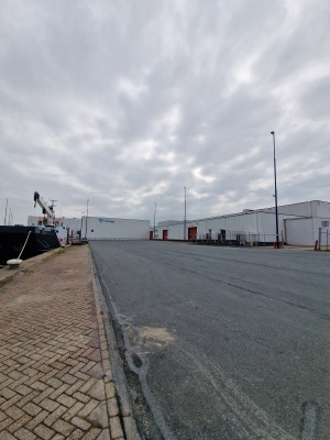 
                            <b>Industrieel haventerrein met loods, kade en schip, onder een bewolkte lucht.</b><br>
                                                        <b>ISO:</b> 50 | <b>Sluitertijd:</b> 1/4219 | <b>Diafragma:</b> f/2.2 | <b>Datum:</b> 2025-07-26

                        