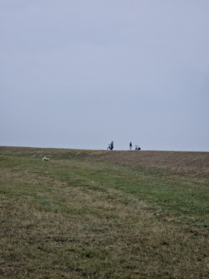 
                            <b>Twee fietsers staan op een heuvel met grasveld op de voorgrond.</b><br>
                                                        <b>ISO:</b> 50 | <b>Sluitertijd:</b> 1/4425 | <b>Diafragma:</b> f/2.4 | <b>Datum:</b> 2025-07-26

                        