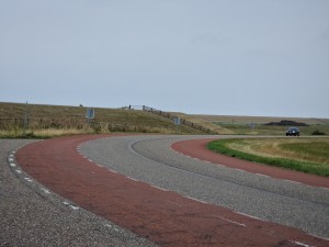 
                            <b>Bochtige weg met rood fietspad en grasbegroeiing.</b><br>
                                                        <b>ISO:</b> 50 | <b>Sluitertijd:</b> 1/3636 | <b>Diafragma:</b> f/2.4 | <b>Datum:</b> 2025-07-26

                        