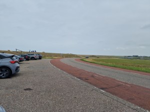 
                            <b>Parkeerplaats naast kronkelende weg, met auto's geparkeerd langs de zijkant.</b><br>
                                                        <b>ISO:</b> 50 | <b>Sluitertijd:</b> 1/15625 | <b>Diafragma:</b> f/1.8 | <b>Datum:</b> 2025-07-26

                        