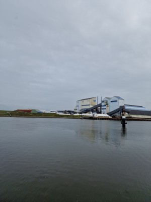 
                            <b>Industrieel gebouw aan het water met grote constructies en opslagfaciliteiten.</b><br>
                                                        <b>ISO:</b> 50 | <b>Sluitertijd:</b> 1/15152 | <b>Diafragma:</b> f/1.8 | <b>Datum:</b> 2025-07-26

                        