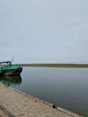 
                            <b>Schip ligt aangemeerd aan kade, rustige waterkant en groene dijk op achtergrond.</b><br>
                                                        <b>ISO:</b> 50 | <b>Sluitertijd:</b> 1/12658 | <b>Diafragma:</b> f/1.8 | <b>Datum:</b> 2025-07-26

                        