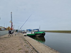 
                            <b>Twee boten aangemeerd bij kade met nabijgelegen vissersstoel en hengel.</b><br>
                                                        <b>ISO:</b> 50 | <b>Sluitertijd:</b> 1/11905 | <b>Diafragma:</b> f/1.8 | <b>Datum:</b> 2025-07-26

                        