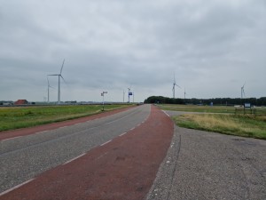 
                            <b>Verharde weg met fietspad langs weilanden en windturbines op achtergrond.</b><br>
                                                        <b>ISO:</b> 50 | <b>Sluitertijd:</b> 1/18519 | <b>Diafragma:</b> f/1.8 | <b>Datum:</b> 2025-07-26

                        