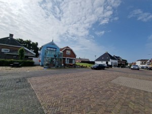 
                            <b>Kleurrijke boetiek in minihuis tussen traditionele woningen aan bakstenen straat.</b><br>
                                                        <b>ISO:</b> 50 | <b>Sluitertijd:</b> 1/6135 | <b>Diafragma:</b> f/2.2 | <b>Datum:</b> 2025-07-26

                        