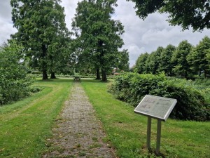 
                            <b>Pad met informatiebord over Borg Nittersum, met picknicktafel tussen bomen op grasveld.</b><br>
                                                        <b>ISO:</b> 50 | <b>Sluitertijd:</b> 215517/250000000 | <b>Diafragma:</b> f/1.8 | <b>Datum:</b> 2025-08-02

                        