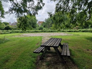 
                            <b>Picknicktafel op grasveld bij Borg Nittersum, omringd door bomen en struiken.</b><br>
                                                        <b>ISO:</b> 50 | <b>Sluitertijd:</b> 528541/500000000 | <b>Diafragma:</b> f/1.8 | <b>Datum:</b> 2025-08-02

                        