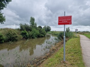
                            <b>Rode waarschuwingsbord: Niet betreden, maaien of graven naast een sloot.</b><br>
                                                        <b>ISO:</b> 50 | <b>Sluitertijd:</b> 1/8000 | <b>Diafragma:</b> f/1.8 | <b>Datum:</b> 2025-08-02

                        