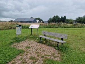 
                            <b>Bankje en informatiebord naast een prullenbak op grasveld.</b><br>
                                                        <b>ISO:</b> 50 | <b>Sluitertijd:</b> 1/9009 | <b>Diafragma:</b> f/1.8 | <b>Datum:</b> 2025-08-02

                        