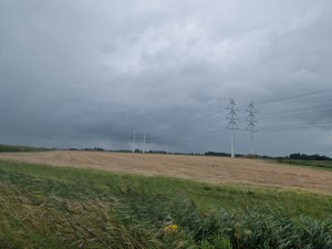 
                            <b>Open veld met hoogspanningslijnen onder een bewolkte hemel.</b><br>
                                                        <b>ISO:</b> 50 | <b>Sluitertijd:</b> 1/18182 | <b>Diafragma:</b> f/1.8 | <b>Datum:</b> 2025-08-02

                        