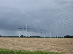 
                            <b>Hoge elektriciteitsmasten strekken zich uit over een uitgestrekt, kaal veld.</b><br>
                                                        <b>ISO:</b> 50 | <b>Sluitertijd:</b> 1/2358 | <b>Diafragma:</b> f/2.4 | <b>Datum:</b> 2025-08-02

                        