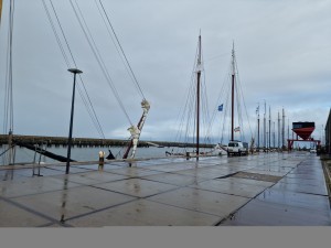 
                            <b>Zeilschepen met hoge masten aangemeerd langs de kade.</b><br>
                                                        <b>ISO:</b> 50 | <b>Sluitertijd:</b> 1/9174 | <b>Diafragma:</b> f/1.8 | <b>Datum:</b> 2025-08-17

                        