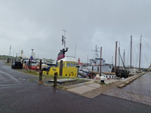 
                            <b>Geel sleepboot en vissersschepen aangemeerd in de haven.</b><br>
                                                        <b>ISO:</b> 50 | <b>Sluitertijd:</b> 1/4926 | <b>Diafragma:</b> f/1.8 | <b>Datum:</b> 2025-08-17

                        