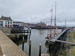 
                            <b>Klassiek zeilschip met hoge masten aangemeerd aan de havensteiger.</b><br>
                                                        <b>ISO:</b> 50 | <b>Sluitertijd:</b> 1/7692 | <b>Diafragma:</b> f/1.8 | <b>Datum:</b> 2025-08-17

                        