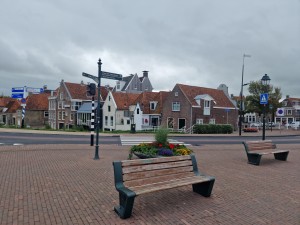 
                            <b>Houten bankjes rond bloembak op dorpsplein.</b><br>
                                                        <b>ISO:</b> 50 | <b>Sluitertijd:</b> 1/8000 | <b>Diafragma:</b> f/1.8 | <b>Datum:</b> 2025-08-17

                        