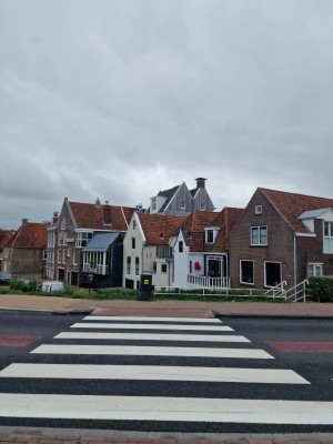 
                            <b>Zebrapad voor rij historische huizen met rode daken.</b><br>
                                                        <b>ISO:</b> 50 | <b>Sluitertijd:</b> 1/11628 | <b>Diafragma:</b> f/1.8 | <b>Datum:</b> 2025-08-17

                        