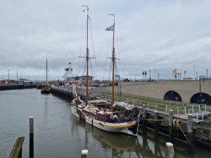 
                            <b>Klassiek zeilschip aangemeerd aan steiger met hoge masten.</b><br>
                                                        <b>ISO:</b> 50 | <b>Sluitertijd:</b> 1/9346 | <b>Diafragma:</b> f/1.8 | <b>Datum:</b> 2025-08-17

                        