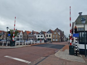 
                            <b>Ophaalbrug met omhoogstaande slagbomen in historische straat.</b><br>
                                                        <b>ISO:</b> 50 | <b>Sluitertijd:</b> 1/9259 | <b>Diafragma:</b> f/1.8 | <b>Datum:</b> 2025-08-17

                        