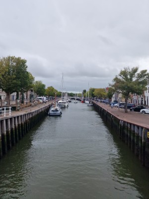 
                            <b>Smal kanaal met aangemeerde boten en zeiljachten.</b><br>
                                                        <b>ISO:</b> 50 | <b>Sluitertijd:</b> 1/6993 | <b>Diafragma:</b> f/1.8 | <b>Datum:</b> 2025-08-17

                        