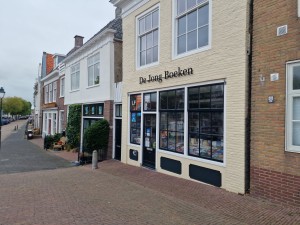 
                            <b>Gevel van boekhandel De Jong Boeken met etalage vol boeken.</b><br>
                                                        <b>ISO:</b> 50 | <b>Sluitertijd:</b> 1/4717 | <b>Diafragma:</b> f/1.8 | <b>Datum:</b> 2025-08-17

                        