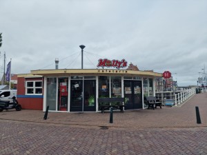 
                            <b>Cafetaria Molly's met glazen gevel en terrasbankjes.</b><br>
                                                        <b>ISO:</b> 50 | <b>Sluitertijd:</b> 1/8772 | <b>Diafragma:</b> f/1.8 | <b>Datum:</b> 2025-08-17

                        