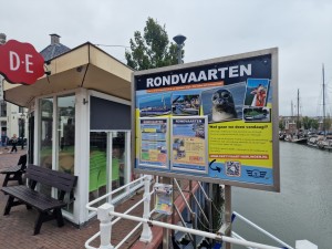 
                            <b>Informatiebord voor rondvaarten in de haven van Harlingen.</b><br>
                                                        <b>ISO:</b> 50 | <b>Sluitertijd:</b> 1/6329 | <b>Diafragma:</b> f/1.8 | <b>Datum:</b> 2025-08-17

                        