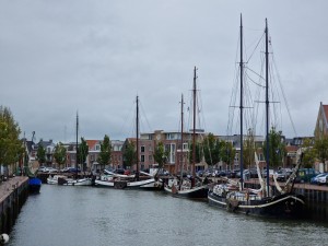 
                            <b>Aangelegde historische zeilschepen langs kade in stadshaven.</b><br>
                                                        <b>ISO:</b> 50 | <b>Sluitertijd:</b> 1/2519 | <b>Diafragma:</b> f/2.4 | <b>Datum:</b> 2025-08-17

                        