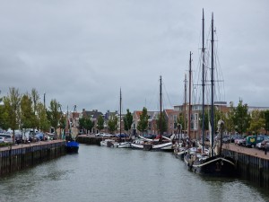 
                            <b>Aangemeerde historische zeilschepen in een smalle stadshaven.</b><br>
                                                        <b>ISO:</b> 50 | <b>Sluitertijd:</b> 1/2114 | <b>Diafragma:</b> f/2.4 | <b>Datum:</b> 2025-08-17

                        