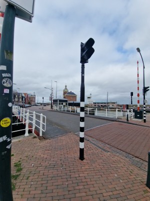 
                            <b>Zwart-wit gestreepte paal met verkeerslicht bij brug.</b><br>
                                                        <b>ISO:</b> 50 | <b>Sluitertijd:</b> 1/2242 | <b>Diafragma:</b> f/2.2 | <b>Datum:</b> 2025-08-17

                        