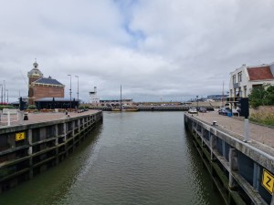 
                            <b>Haveningang tussen twee kades met vuurtoren en zeilschip.</b><br>
                                                        <b>ISO:</b> 50 | <b>Sluitertijd:</b> 1/1938 | <b>Diafragma:</b> f/2.2 | <b>Datum:</b> 2025-08-17

                        