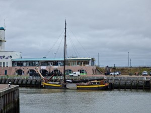 
                            <b>Historische zeilboot aangemeerd aan de kade.</b><br>
                                                        <b>ISO:</b> 50 | <b>Sluitertijd:</b> 1/2208 | <b>Diafragma:</b> f/2.4 | <b>Datum:</b> 2025-08-17

                        