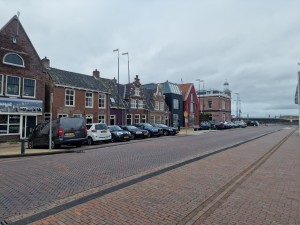 
                            <b>Rij historische gevelhuizen met geparkeerde auto's langs straat.</b><br>
                                                        <b>ISO:</b> 50 | <b>Sluitertijd:</b> 1/8696 | <b>Diafragma:</b> f/1.8 | <b>Datum:</b> 2025-08-17

                        