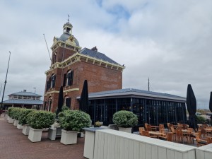 
                            <b>Historisch bakstenen gebouw met klokkentoren en modern glazen restaurant.</b><br>
                                                        <b>ISO:</b> 50 | <b>Sluitertijd:</b> 1/9709 | <b>Diafragma:</b> f/1.8 | <b>Datum:</b> 2025-08-17

                        