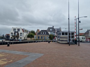 
                            <b>Brugwachtershuisje bij ophaalbrug over smalle gracht.</b><br>
                                                        <b>ISO:</b> 50 | <b>Sluitertijd:</b> 1/8621 | <b>Diafragma:</b> f/1.8 | <b>Datum:</b> 2025-08-17

                        