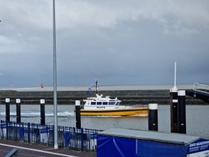 
                            <b>Gele loodsboot Lesath vaart door de haven.</b><br>
                                                        <b>ISO:</b> 50 | <b>Sluitertijd:</b> 1/2660 | <b>Diafragma:</b> f/2.4 | <b>Datum:</b> 2025-08-17

                        
