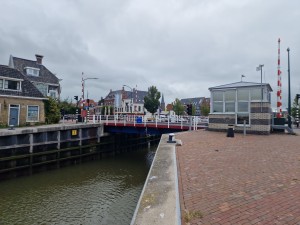 
                            <b>Rode ophaalbrug met slagbomen en bedieningshuisje over kanaal.</b><br>
                                                        <b>ISO:</b> 50 | <b>Sluitertijd:</b> 1/8850 | <b>Diafragma:</b> f/1.8 | <b>Datum:</b> 2025-08-17

                        
