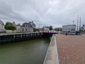 
                            <b>Witte ophaalbrug over kanaal met bedieningshuisje aan kade.</b><br>
                                                        <b>ISO:</b> 50 | <b>Sluitertijd:</b> 1/2016 | <b>Diafragma:</b> f/2.2 | <b>Datum:</b> 2025-08-17

                        