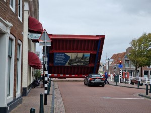 
                            <b>Opgehaalde brug met gesloten slagboom; auto wacht.</b><br>
                                                        <b>ISO:</b> 50 | <b>Sluitertijd:</b> 1/1139 | <b>Diafragma:</b> f/2.4 | <b>Datum:</b> 2025-08-17

                        