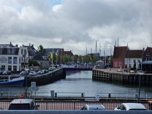 
                            <b>Witte ophaalbrug over havenkanaal met aangemeerde boten en masten.</b><br>
                                                        <b>ISO:</b> 50 | <b>Sluitertijd:</b> 1/3125 | <b>Diafragma:</b> f/2.4 | <b>Datum:</b> 2025-08-17

                        
