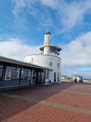 
                            <b>Witte ronde toren met uitkijkplatform en aangrenzend gebouw.</b><br>
                                                        <b>ISO:</b> 50 | <b>Sluitertijd:</b> 1/8333 | <b>Diafragma:</b> f/1.8 | <b>Datum:</b> 2025-08-17

                        