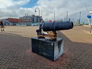 
                            <b>Oude gietijzeren kanon op houten affuit op sokkel.</b><br>
                                                        <b>ISO:</b> 50 | <b>Sluitertijd:</b> 478927/500000000 | <b>Diafragma:</b> f/1.8 | <b>Datum:</b> 2025-08-17

                        