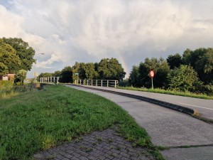 
                            <b>Bochtige fietspad en weg over smalle brug met witte reling.</b><br>
                                                        <b>ISO:</b> 50 | <b>Sluitertijd:</b> 1/5814 | <b>Diafragma:</b> f/1.8 | <b>Datum:</b> 2025-08-05

                        